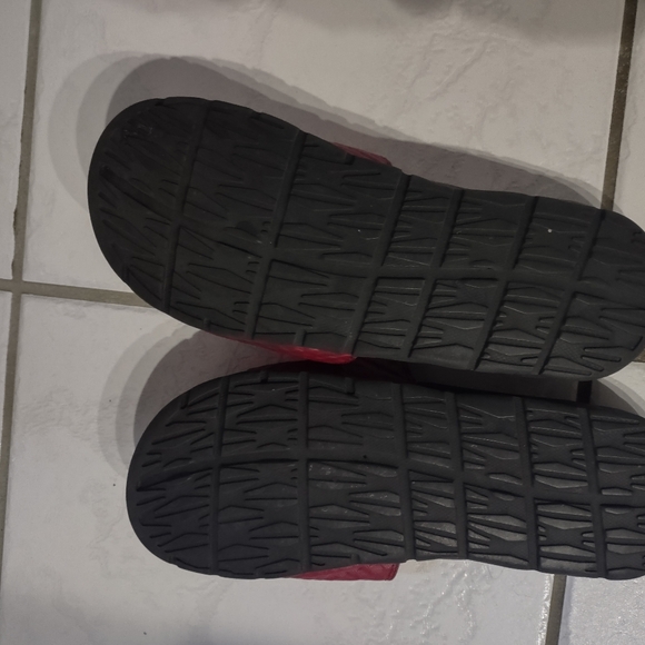 Nike One Size Fits Most Black and Red Sliders with White Nike Logo - Picture 2 of 2
